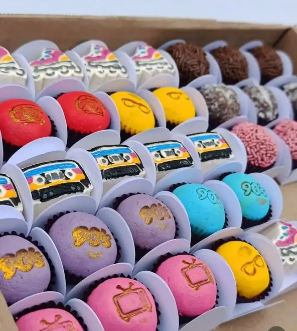 Brigadeiros coloridos com tema de trem